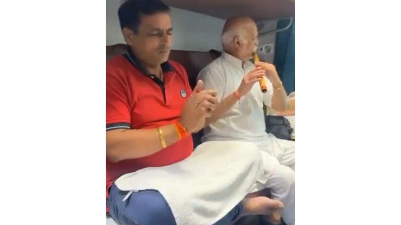 <div class="paragraphs"><p>A screengrab from the video of Anil Oak playing the flute.</p></div>